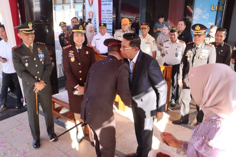 Foto Suasana Sinergi Antara Kapolres Lotim, AKBP I Komang Sarjana dengan Bupati Drs. H. Haerul Warisin, M.Si Saat Upacara Hari Bhayangkara Ke-80 Tahun 2026, pada Rabu (1/7/2026)